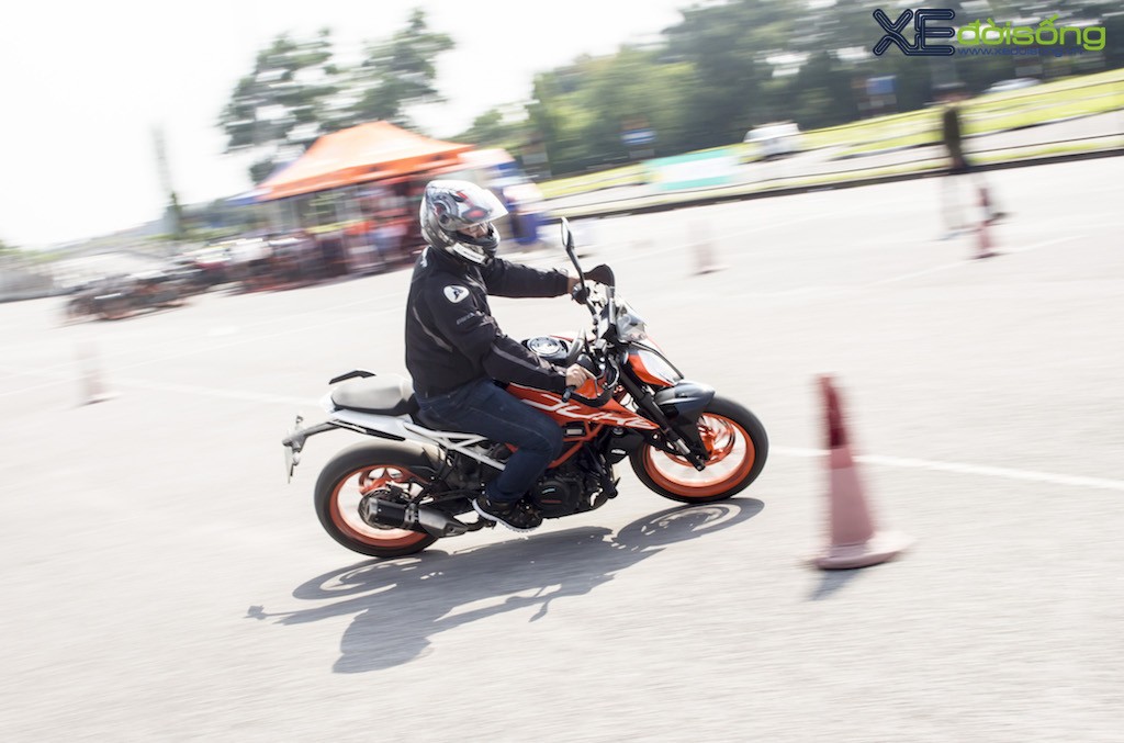 Người chơi xe Hà Nội đội nắng “luyện công” lái mô tô ảnh 8