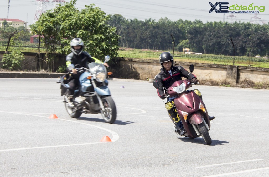 Người chơi xe Hà Nội đội nắng “luyện công” lái mô tô ảnh 9