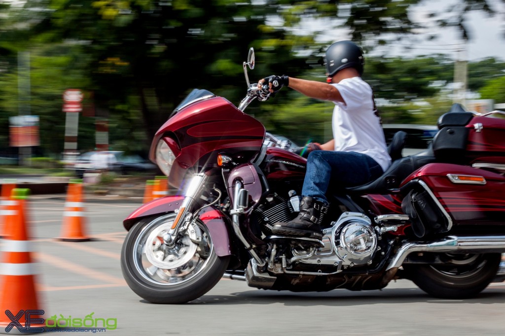 Học cách lái Harley-Davidson vượt chướng ngại vật ở Sài Gòn ảnh 8