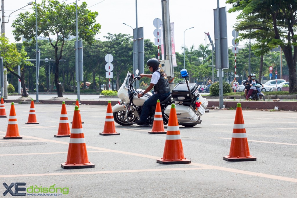 Học cách lái Harley-Davidson vượt chướng ngại vật ở Sài Gòn ảnh 17