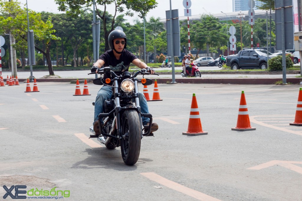 Học cách lái Harley-Davidson vượt chướng ngại vật ở Sài Gòn ảnh 16