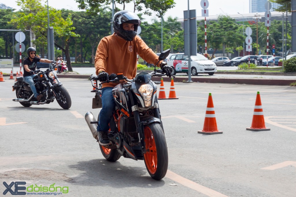 Học cách lái Harley-Davidson vượt chướng ngại vật ở Sài Gòn ảnh 13