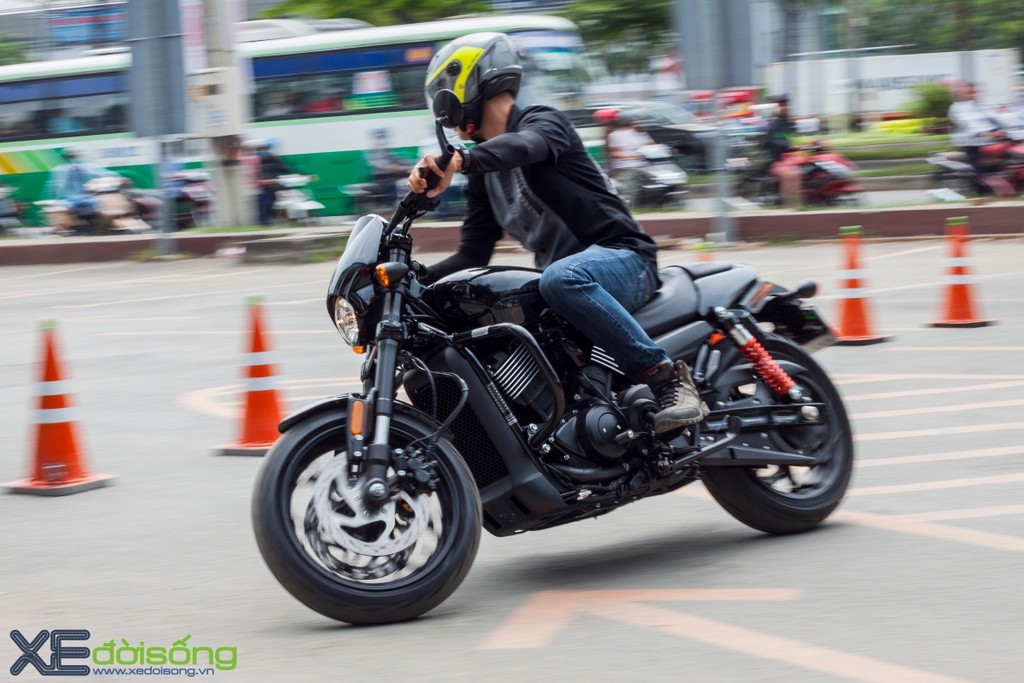 Học cách lái Harley-Davidson vượt chướng ngại vật ở Sài Gòn ảnh 11