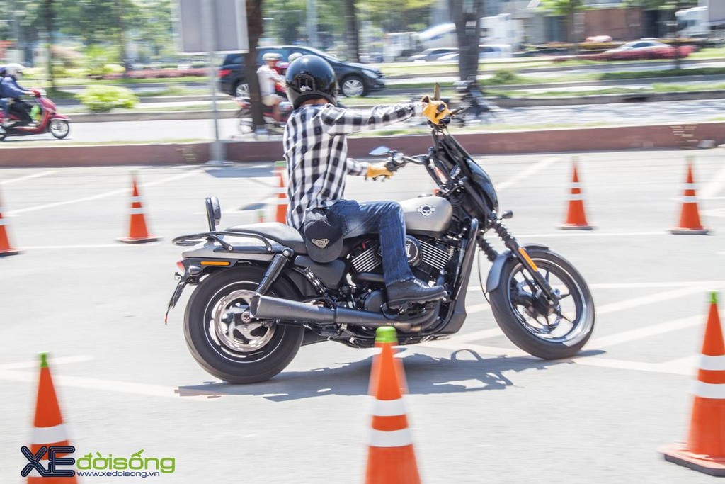 Harley-Davidson hướng dẫn lái xe an toàn dịp Sportster Day ở Sài Gòn ảnh 1