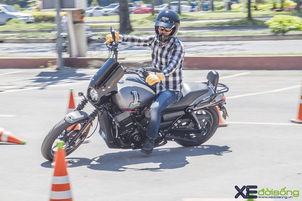 Harley-Davidson hướng dẫn lái xe an toàn dịp Sportster Day ở Sài Gòn ảnh 6
