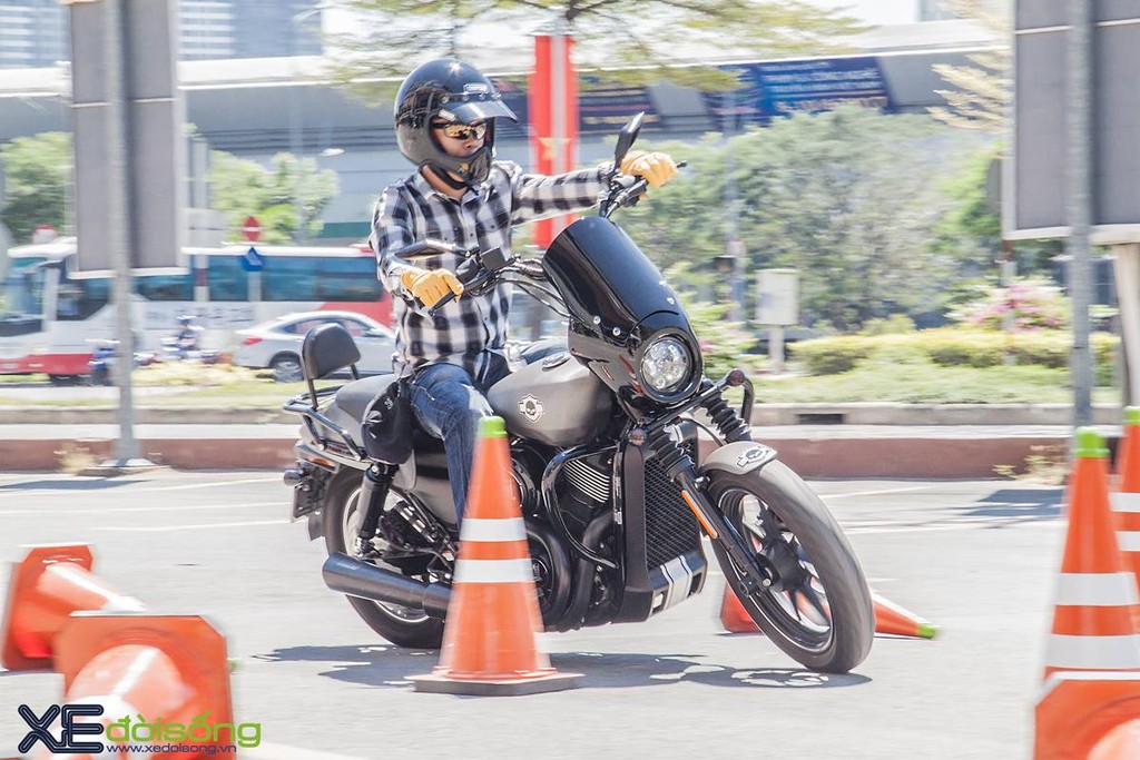 Harley-Davidson hướng dẫn lái xe an toàn dịp Sportster Day ở Sài Gòn ảnh 7