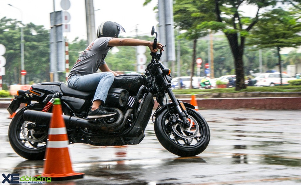 Harley-Davidson of Saigon tổ chức tập kỹ năng lái mô tô trong mưa ảnh 20