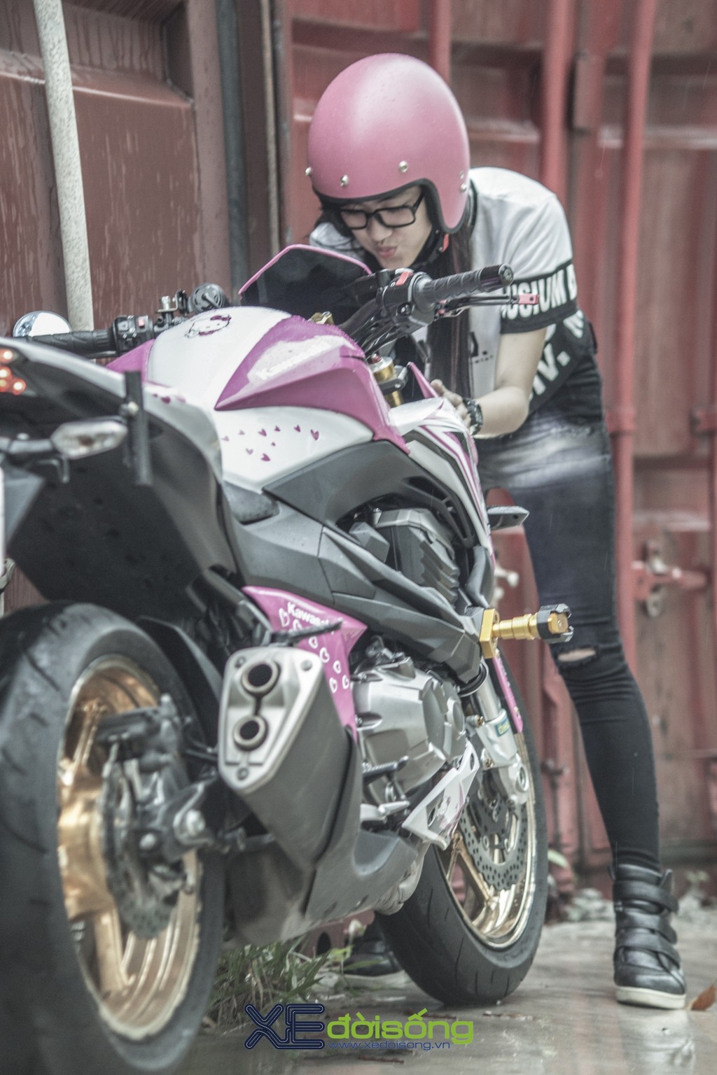 Nữ biker 9X Thanh Tú mê mô tô cùng Kawasaki Z800 Hello Kitty  ảnh 7