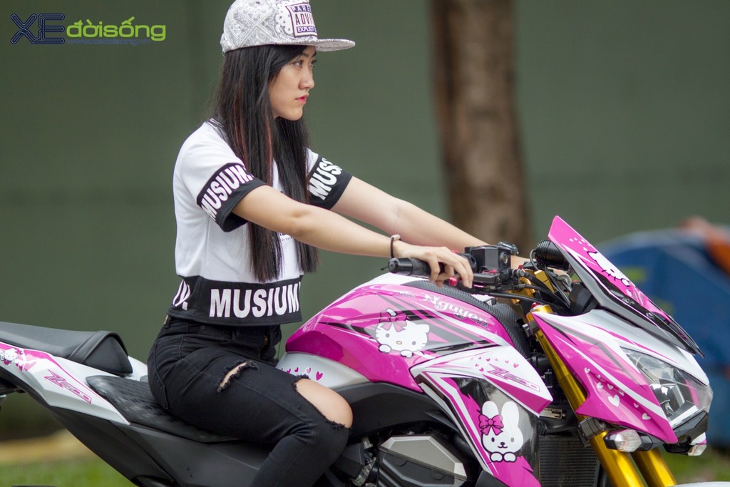 Nữ biker 9X Thanh Tú mê mô tô cùng Kawasaki Z800 Hello Kitty  ảnh 4