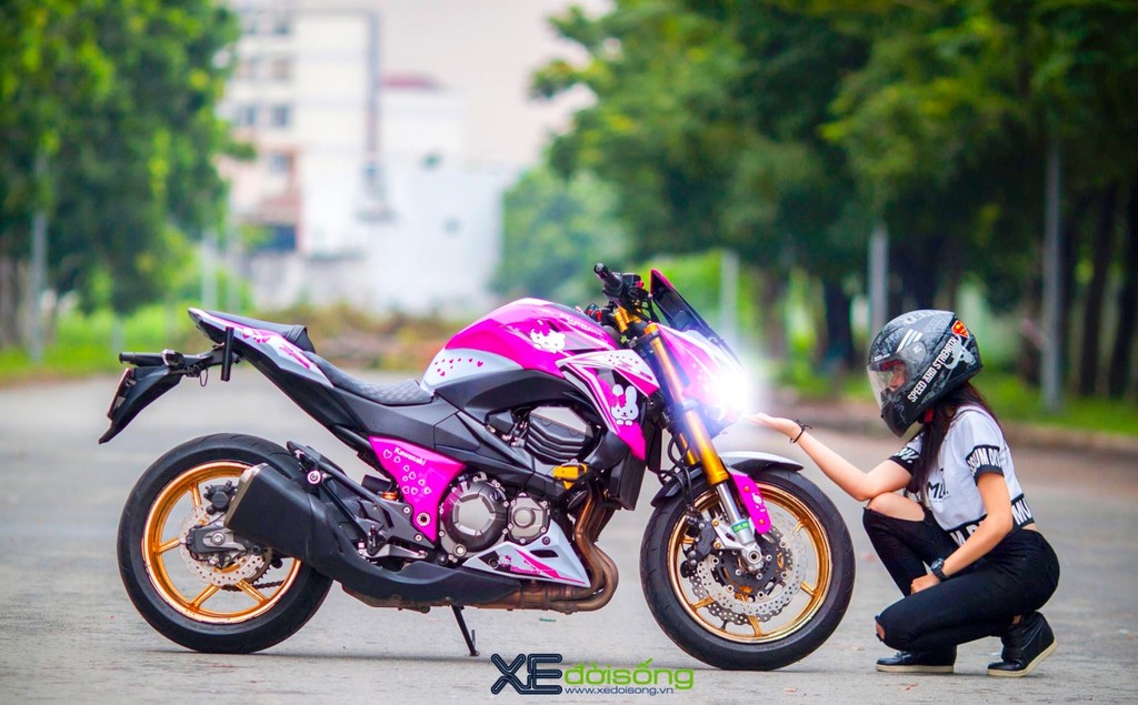 Nữ biker 9X Thanh Tú mê mô tô cùng Kawasaki Z800 Hello Kitty  ảnh 2
