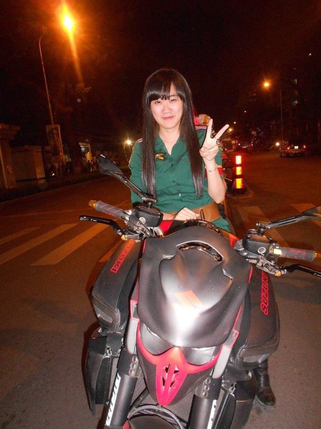 Nữ biker 9X Thanh Tú mê mô tô cùng Kawasaki Z800 Hello Kitty  ảnh 18