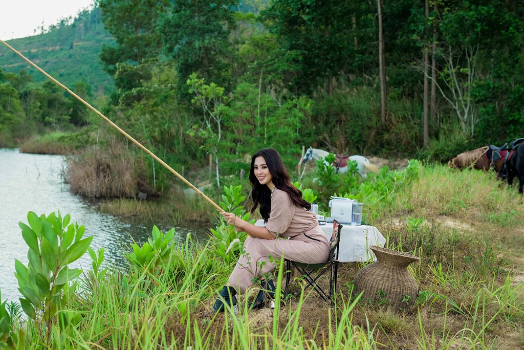 Hoa hậu Tiểu Vy đi câu cá, nhưng chiếc G63 của 