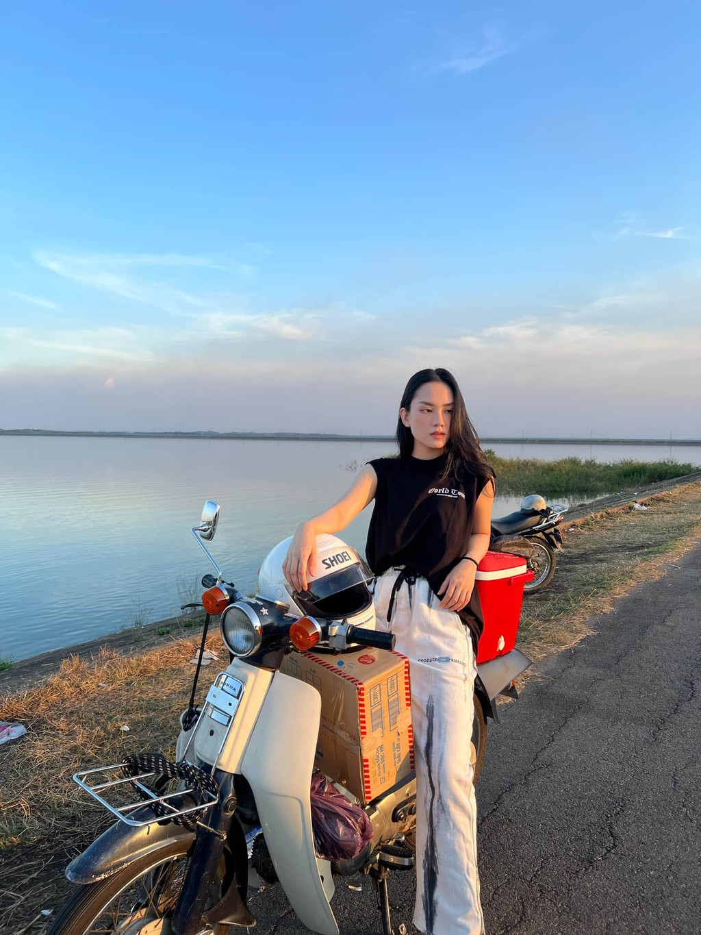 Tân Hoa Hậu Miss World Vietnam 2022 Huỳnh Nguyễn Mai Phương cưỡi xe Cub đi phượt để tạm gác lo âu ảnh 3