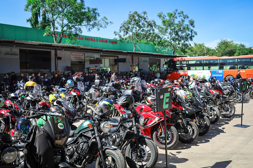 Gần 300 biker chạy mô tô Honda 