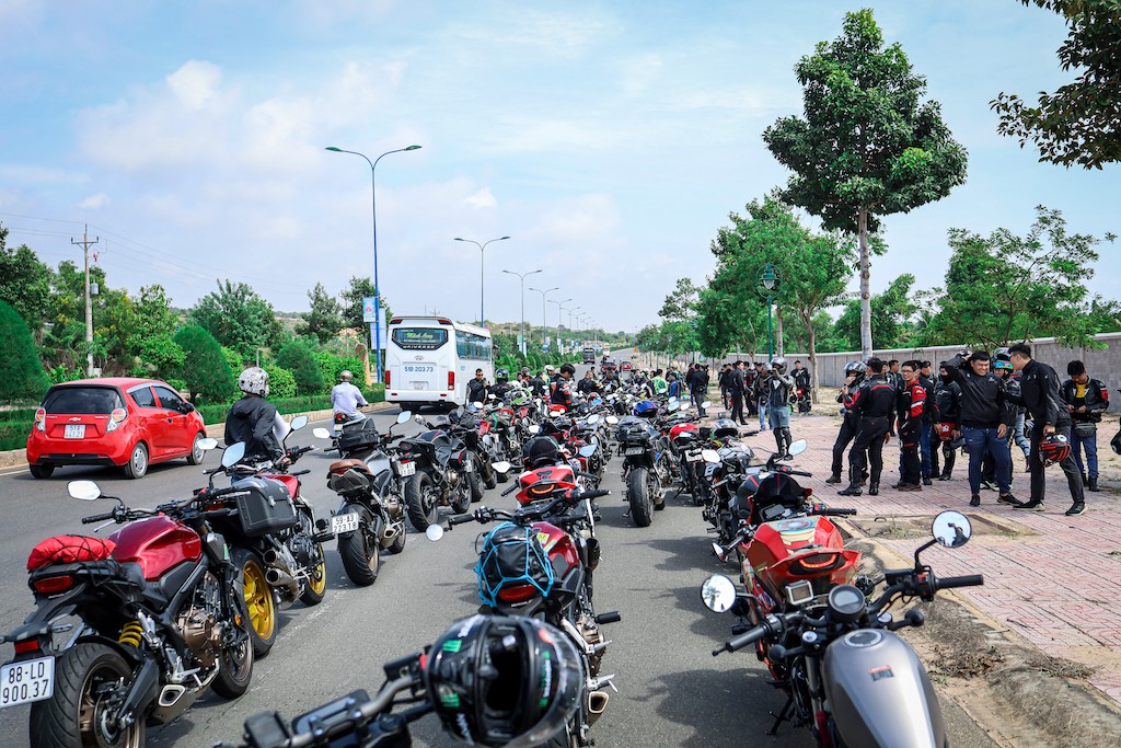 Gần 300 biker chạy mô tô Honda 