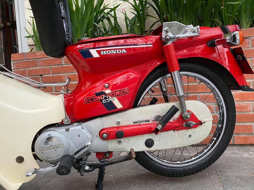 Sốc với xe máy Honda C70D “DD đỏ” cũ rỉ được “thét giá” 200 triệu tại Hà Nội ảnh 4