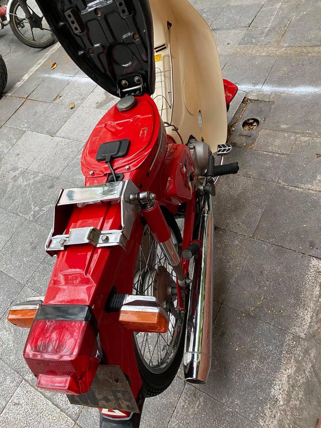 Sốc với xe máy Honda C70D “DD đỏ” cũ rỉ được “thét giá” 200 triệu tại Hà Nội ảnh 6