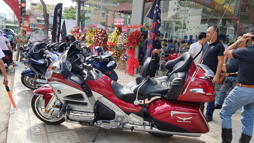 Loạt “sa-lông di động” tiền tỷ Gold Wing “xếp lốp” chào mừng showroom mô tô thứ 2 của Honda tại Việt Nam ảnh 3