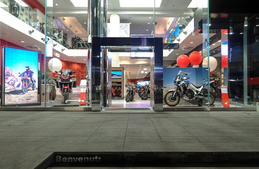 Thăm showroom mô tô Honda “xịn” nhất châu Âu: tương tự Honda BigBike ở Việt Nam nhưng khác ở điểm nhấn này ảnh 1