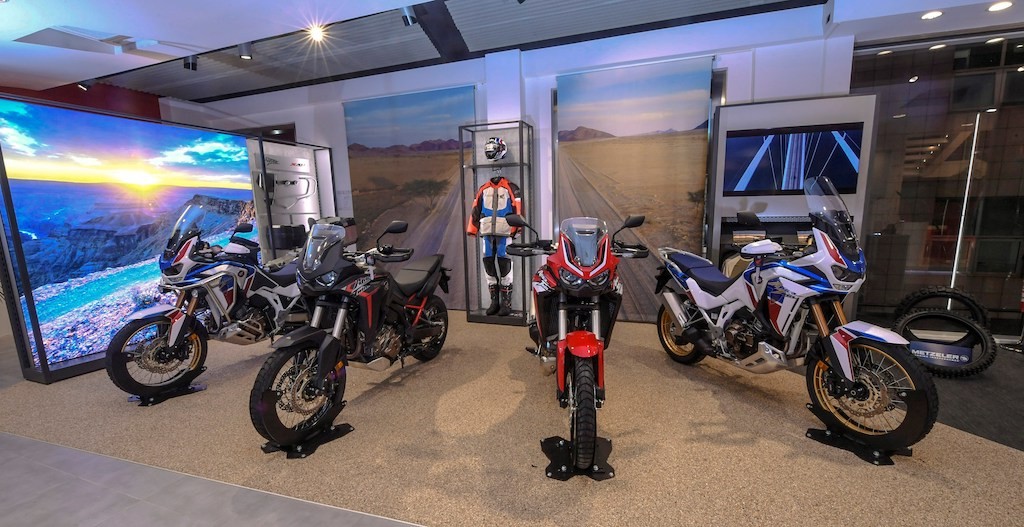 Thăm showroom mô tô Honda “xịn” nhất châu Âu: tương tự Honda BigBike ở Việt Nam nhưng khác ở điểm nhấn này ảnh 3