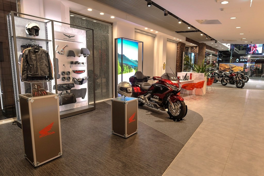 Thăm showroom mô tô Honda “xịn” nhất châu Âu: tương tự Honda BigBike ở Việt Nam nhưng khác ở điểm nhấn này ảnh 5