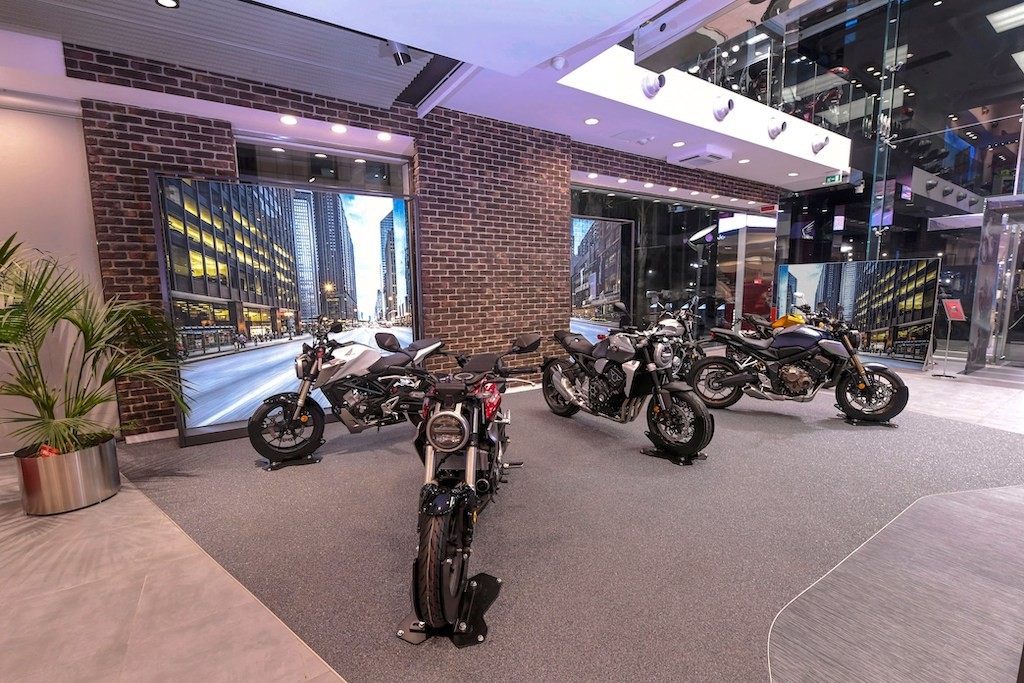Thăm showroom mô tô Honda “xịn” nhất châu Âu: tương tự Honda BigBike ở Việt Nam nhưng khác ở điểm nhấn này ảnh 6