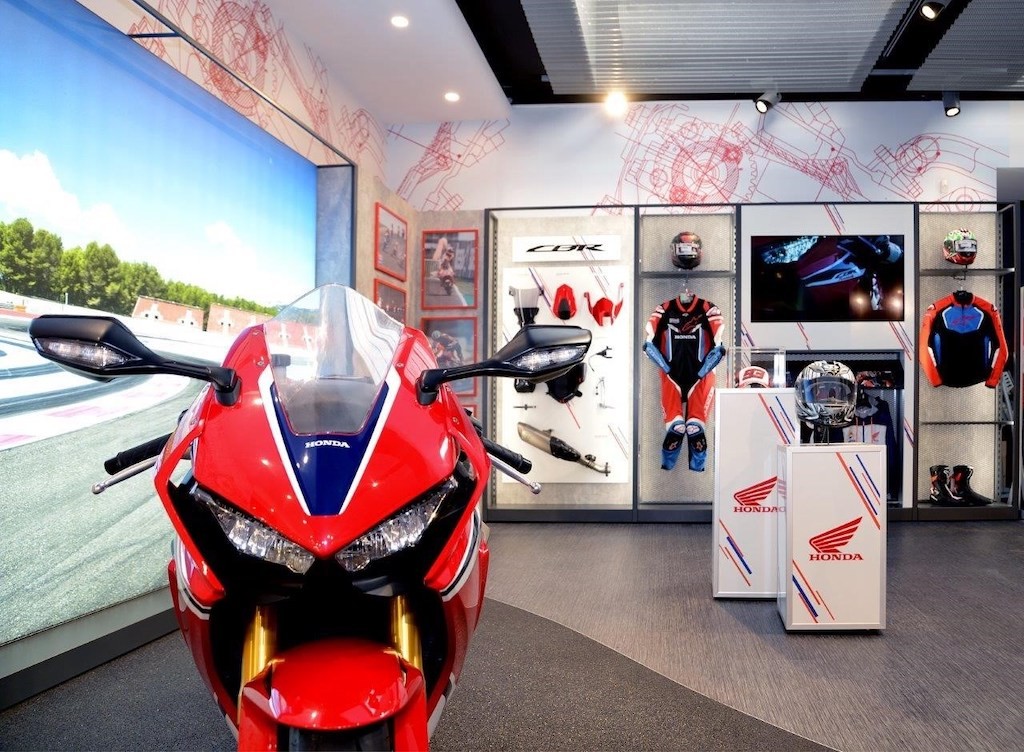 Thăm showroom mô tô Honda “xịn” nhất châu Âu: tương tự Honda BigBike ở Việt Nam nhưng khác ở điểm nhấn này ảnh 8
