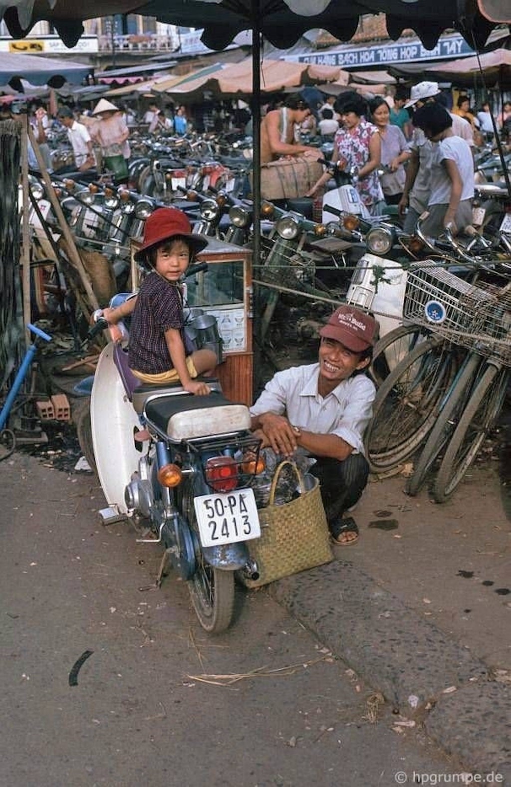 Chùm ảnh: Honda Super Cub “ngập tràn” đường phố Sài Gòn trước ngày Giải phóng miền Nam ảnh 1