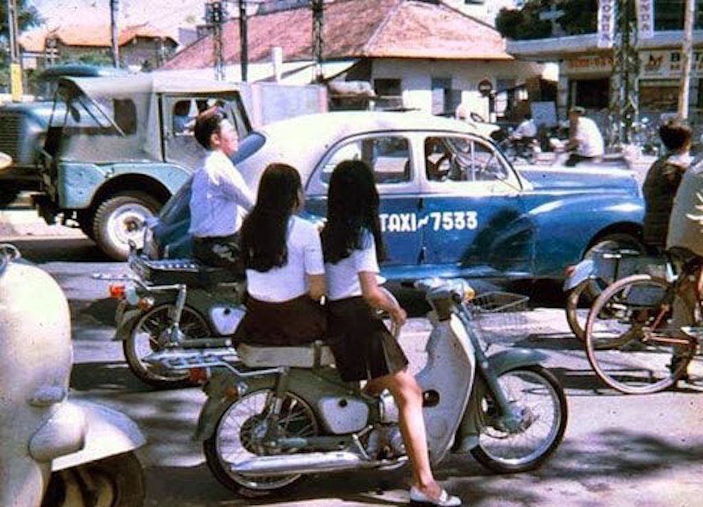 Chùm ảnh: Honda Super Cub “ngập tràn” đường phố Sài Gòn trước ngày Giải phóng miền Nam ảnh 5