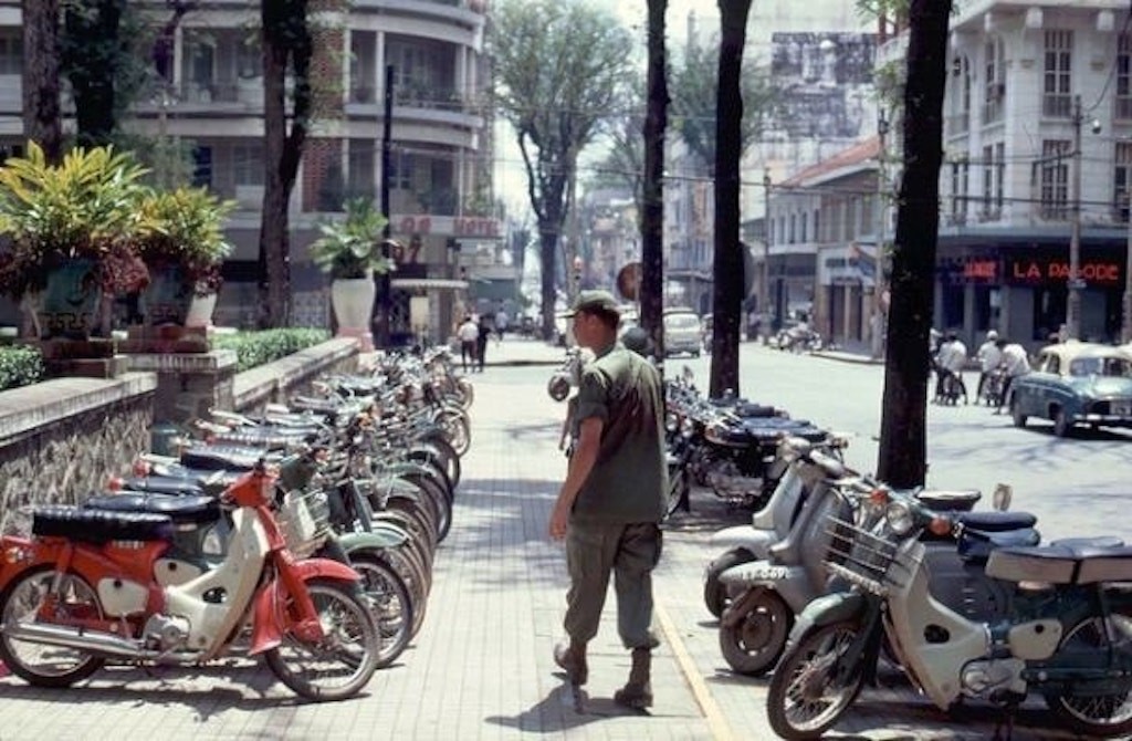 Chùm ảnh: Honda Super Cub “ngập tràn” đường phố Sài Gòn trước ngày Giải phóng miền Nam ảnh 8