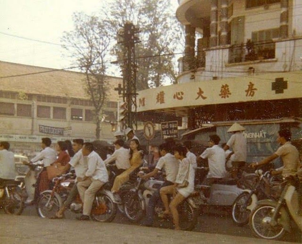 Chùm ảnh: Honda Super Cub “ngập tràn” đường phố Sài Gòn trước ngày Giải phóng miền Nam ảnh 9