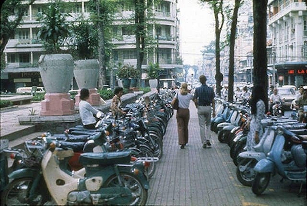 Chùm ảnh: Honda Super Cub “ngập tràn” đường phố Sài Gòn trước ngày Giải phóng miền Nam ảnh 11