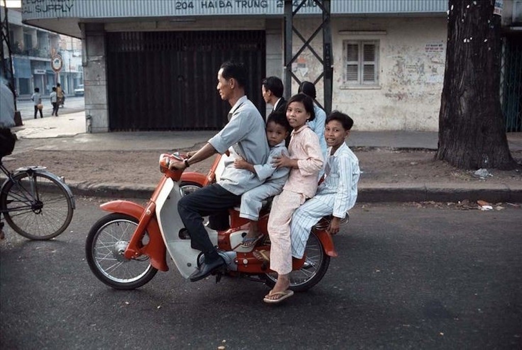 Chùm ảnh: Honda Super Cub “ngập tràn” đường phố Sài Gòn trước ngày Giải phóng miền Nam ảnh 12