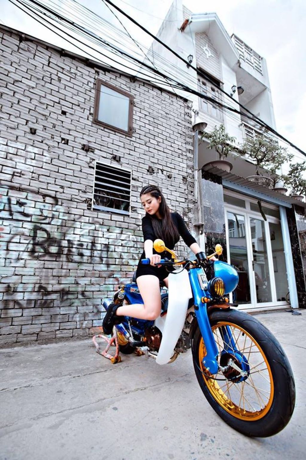 Không chỉ với siêu xe, hotgirl Lê Kim Loan cũng chất không kém khi đọ dáng mô tô ảnh 11