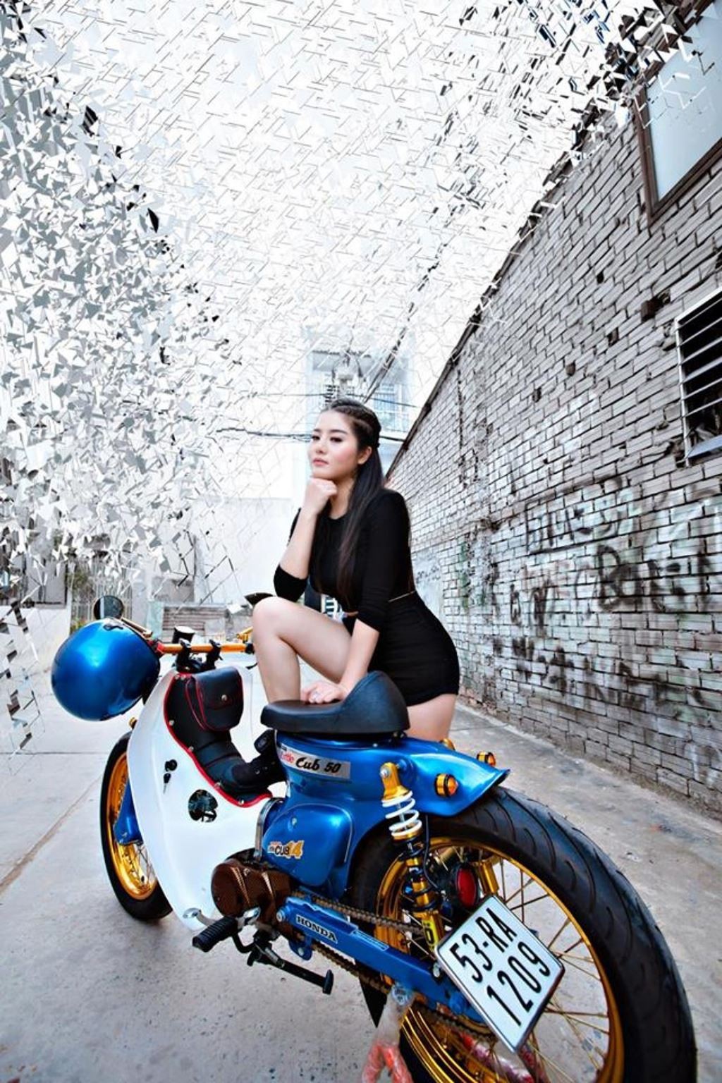 Không chỉ với siêu xe, hotgirl Lê Kim Loan cũng chất không kém khi đọ dáng mô tô ảnh 12