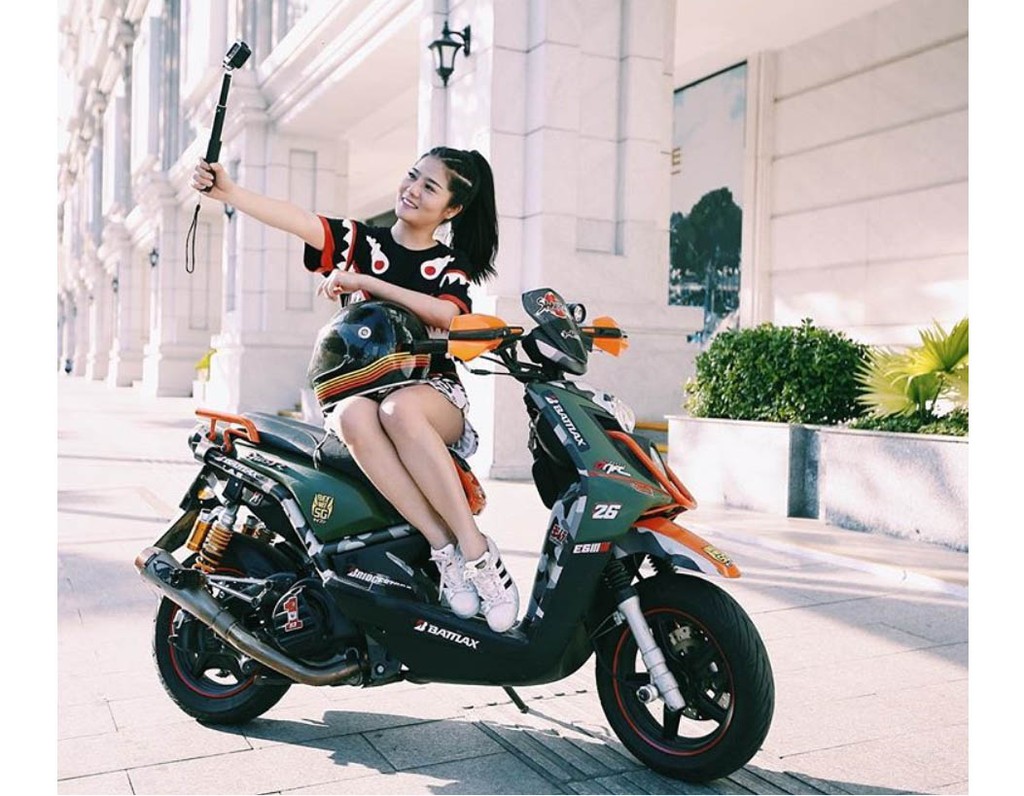 Không chỉ với siêu xe, hotgirl Lê Kim Loan cũng chất không kém khi đọ dáng mô tô ảnh 13