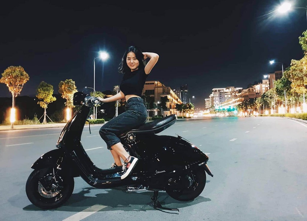 Không chỉ với siêu xe, hotgirl Lê Kim Loan cũng chất không kém khi đọ dáng mô tô ảnh 8