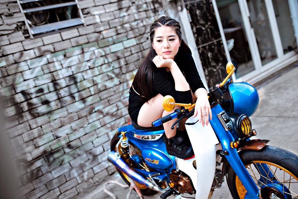 Không chỉ với siêu xe, hotgirl Lê Kim Loan cũng chất không kém khi đọ dáng mô tô ảnh 10