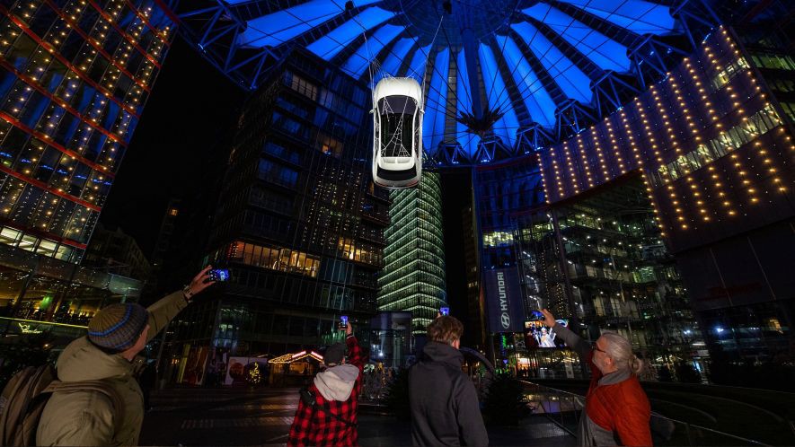 Kịch tính thấy Hyundai IONIQ 5 treo lơ lửng trên cao như giăng tơ nhện ở trung tâm Berlin  ảnh 1