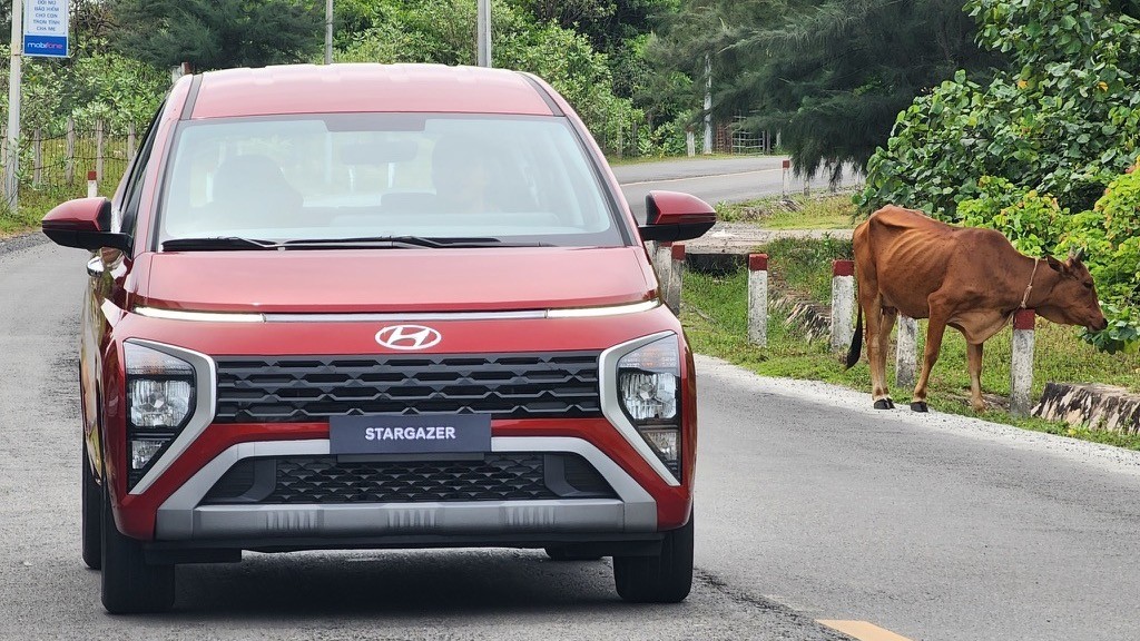 Cuối tuần ra mắt, Hyundai Stargazer đã chạy ngoài phố “không che” tại Việt Nam: màn hình lớn hơn, nhưng “cắt” SmartSense? ảnh 1