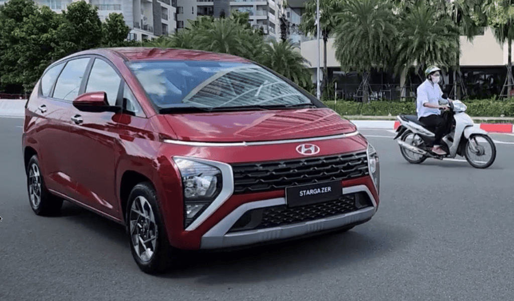 Cuối tuần ra mắt, Hyundai Stargazer đã chạy ngoài phố “không che” tại Việt Nam: màn hình lớn hơn, nhưng “cắt” SmartSense? ảnh 2