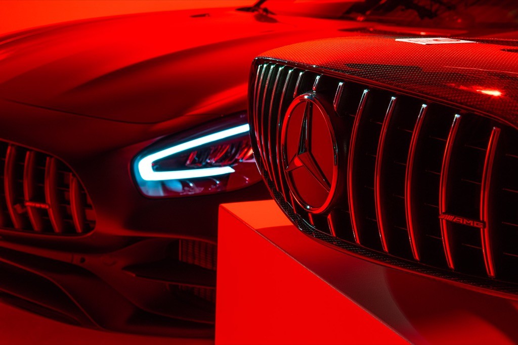 Nhìn qua ngỡ Mercedes bán lưới tản nhiệt siêu xe AMG GT cho fan cầm về trưng bày, hoá ra đây là loa Bluetooth! ảnh 3