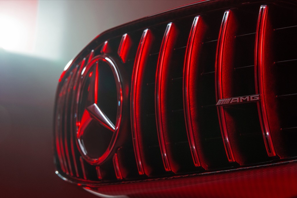 Nhìn qua ngỡ Mercedes bán lưới tản nhiệt siêu xe AMG GT cho fan cầm về trưng bày, hoá ra đây là loa Bluetooth! ảnh 5