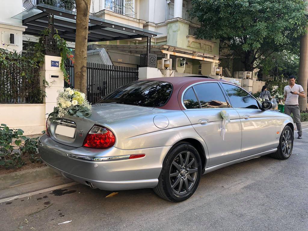 Nhìn lưới tản nhiệt như lavabô, ít ai nghĩ chiếc xe ở Hà Nội này sánh ngang với Mercedes E-Class ảnh 3