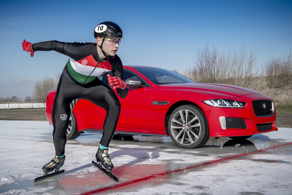 Jaguar XE 300 Sport thi tài trượt băng với nhà vô địch Thế vận hội ảnh 1