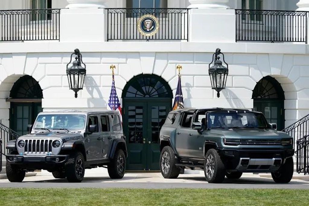 Ủng hộ xe điện, Tổng thống Mỹ Joe Biden cầm lái Jeep Wrangler 4xe dạo quanh khu vườn Nhà Trắng ảnh 2