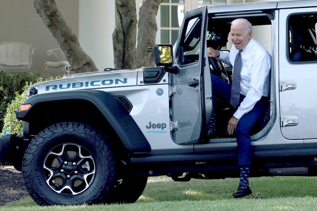 Ủng hộ xe điện, Tổng thống Mỹ Joe Biden cầm lái Jeep Wrangler 4xe dạo quanh khu vườn Nhà Trắng ảnh 4