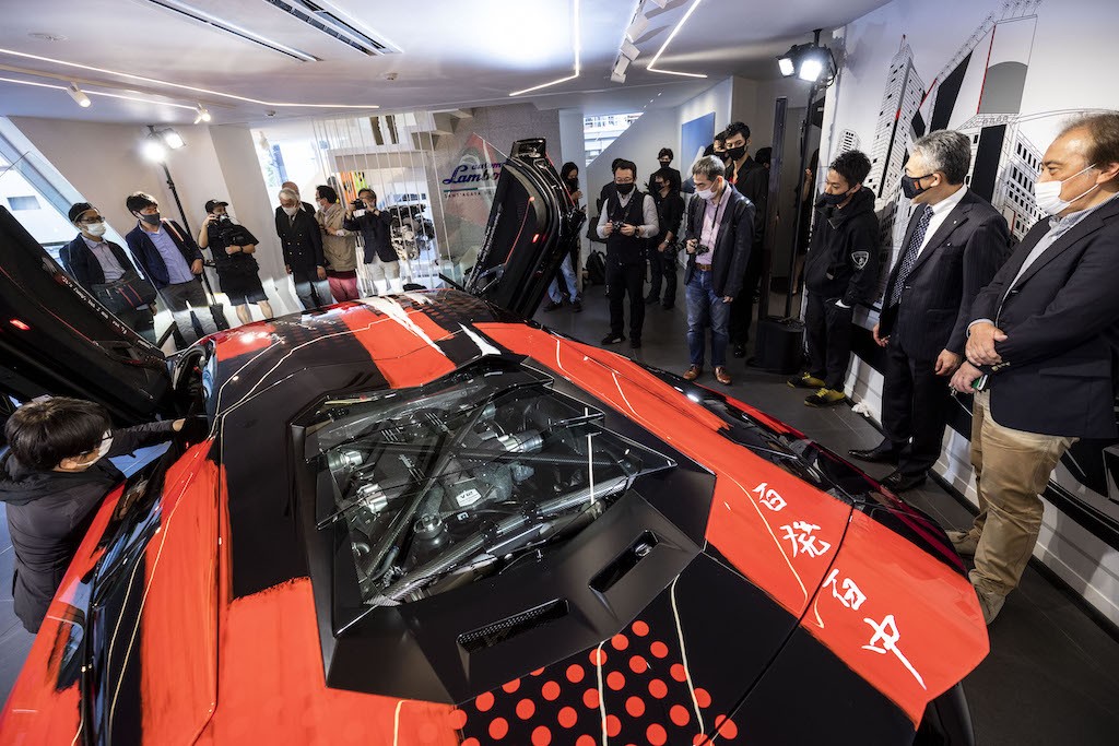 Lạc bước vào trung tâm Lamborghini tại khu ăn chơi số 1 Nhật Bản, tâm điểm là Aventador S bản “hàng thửa”  ảnh 4