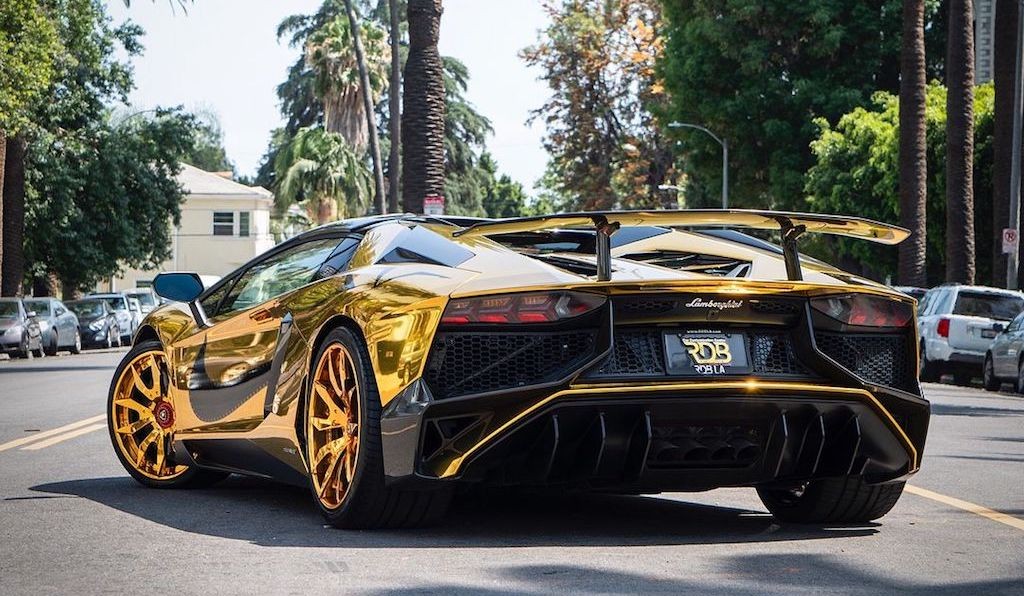 “Lóa mắt” với Lamborghini Aventador vàng chóe của ca sĩ Chris Brown ảnh 3