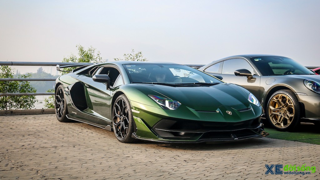 Chiêm ngưỡng Lamborghini Aventador SVJ xanh ngọc lục bảo của ông chủ chuỗi nhà thuốc danh tiếng ảnh 1